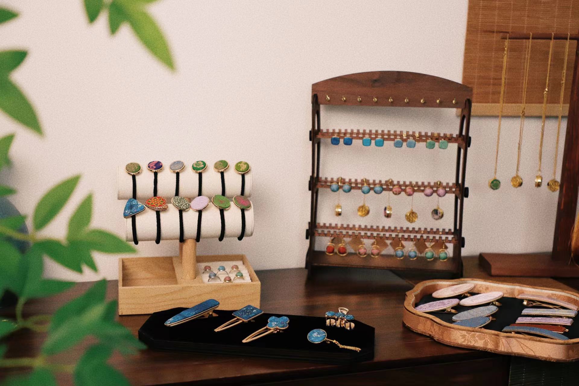 Traditional Chinese Intangible Cultural Heritage Accessories Gain Global Attention